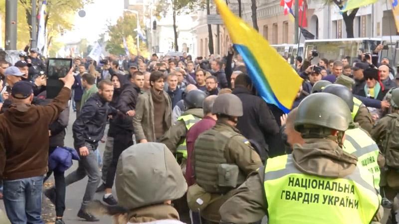 Деталі масової бійки під час протестів під Верховною Радою