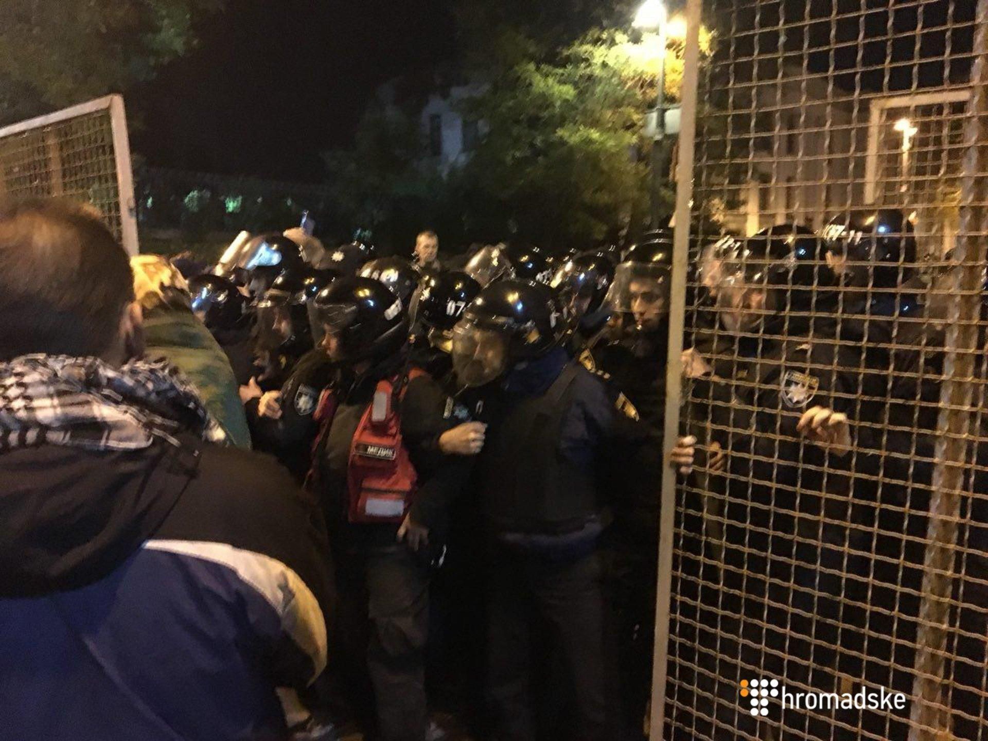 Під Радою знову трапилися сутички Під Радою знову трапилися сутички