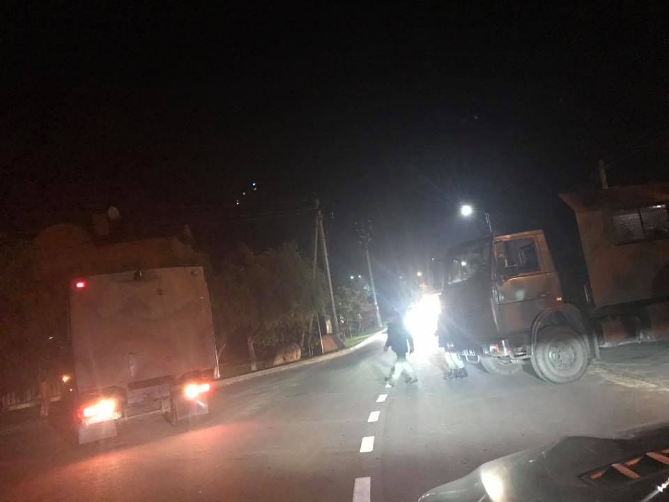 К резиденции Порошенко стянули технику и военных: фото К резиденции Порошенко стянули технику и военных: фото