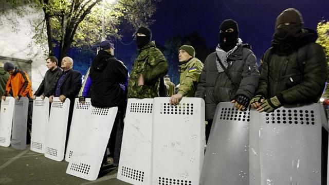 Как прошла ночь под Радой: фоторепортаж Как прошла ночь под Радой: фоторепортаж