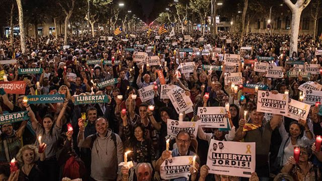 На улицы Барселоны вышло 200 тысяч людей из-за задержания лидеров движения за независимость