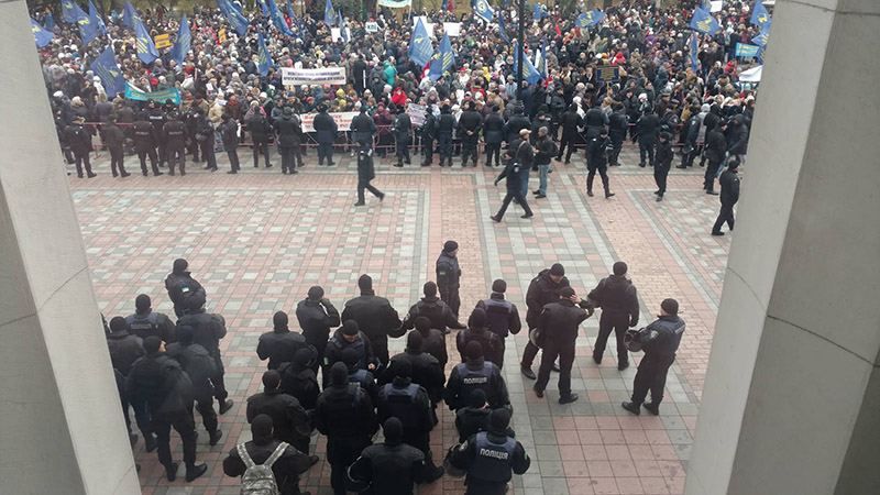 Під Верховною радою продовжують стояти мітингувальники Під Верховною радою продовжують стояти мітингувальники