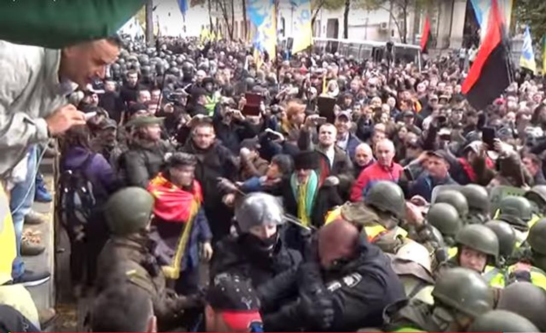 Сутички під Радою: Геращенко показав відео побиття учасника АТО