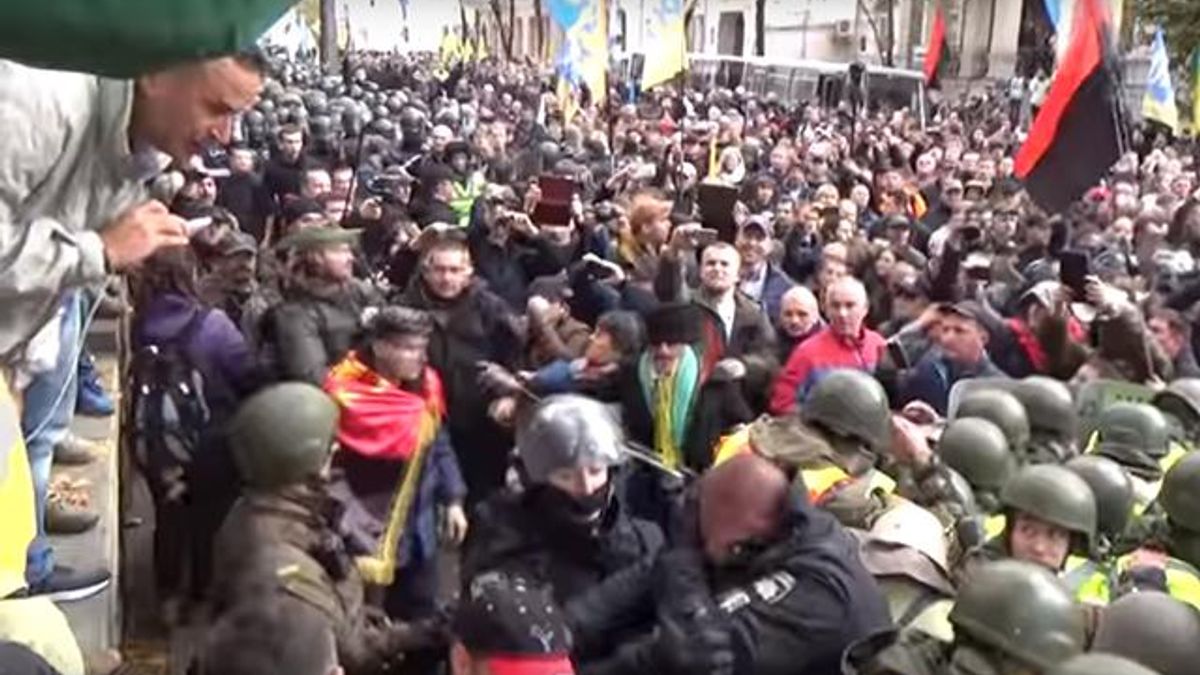 Столкновения под Радой: Геращенко показал видео избиения участника АТО Столкновения под Радой: Геращенко показал видео избиения участника АТО