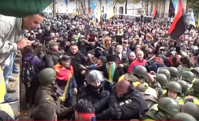 Столкновения под Радой: Геращенко показал видео избиения участника АТО