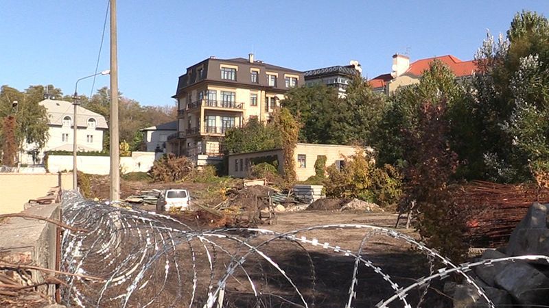Земельну ділянку Порошенка в центрі Києва обгородили колючим дротом 