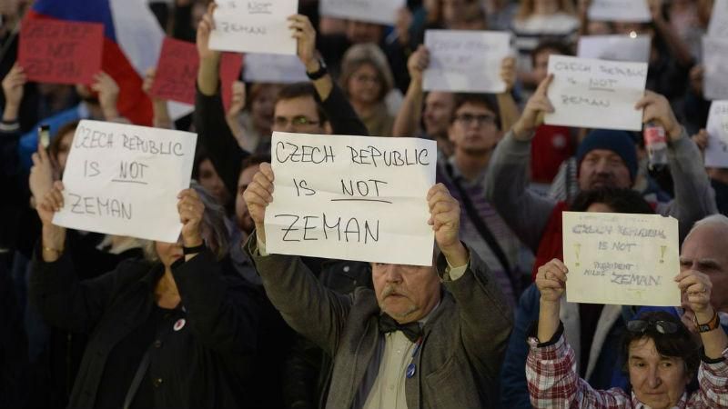 Чехи устроили митинг у резиденции Земана из-за крымского вопроса