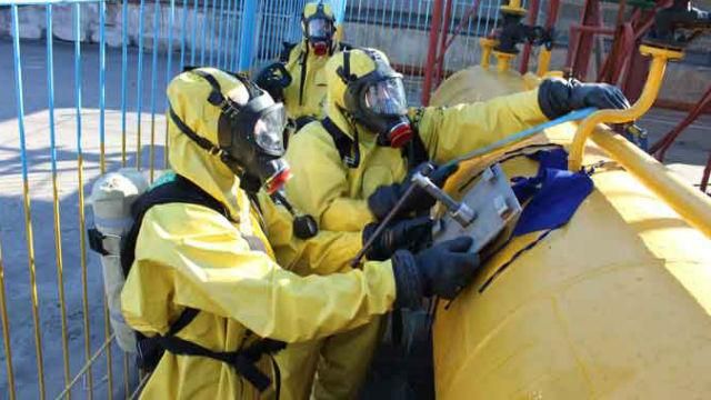 У Сумах стався витік аміаку: територію оточили поліцейські у протигазах У Сумах стався витік аміаку: територію оточили поліцейські у протигазах