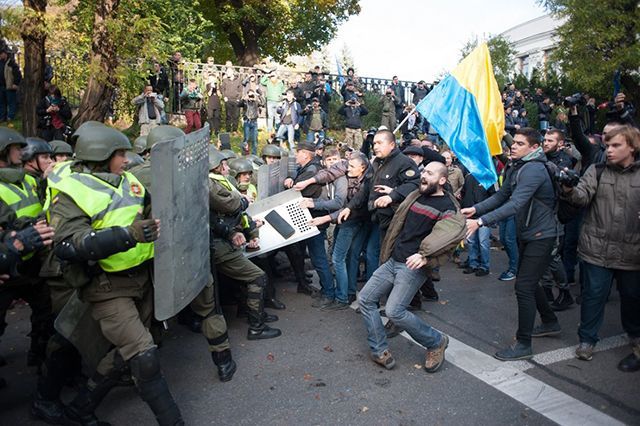 Напад поліції на протестувальників у Києві: затримано 11 активістів