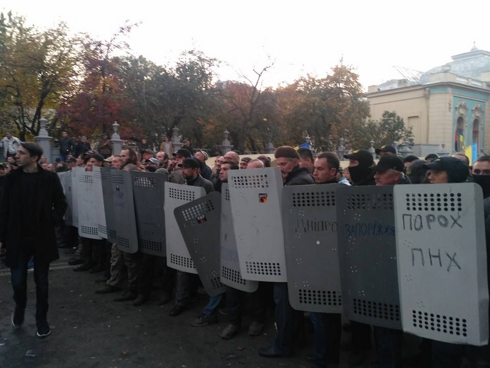 Штурм у Києві наметів під Радою - відео і фото