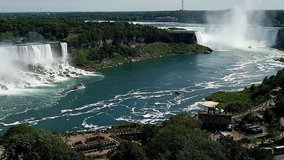 Ребенок выжил после падения в Ниагарский водопад