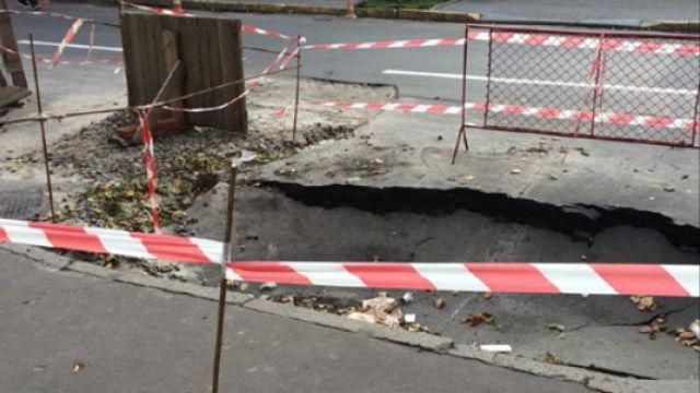 В Киеве провалился асфальт возле польского посольства В Киеве провалился асфальт возле польского посольства