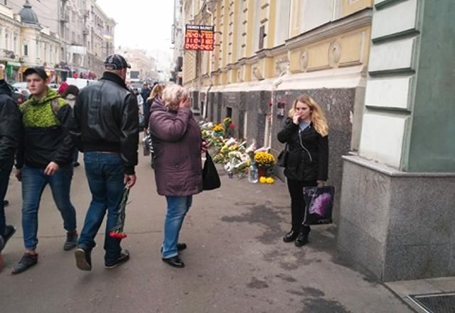 У Харкові на місце смертельної аварії люди несуть квіти: фото