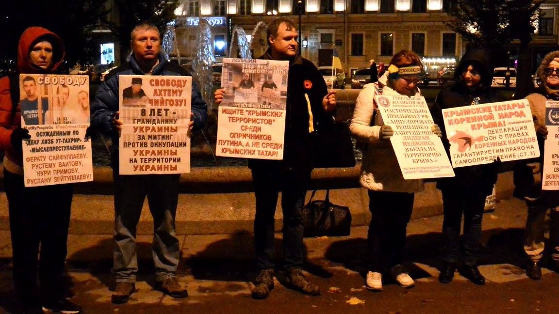 Россияне вышли на одиночные пикеты в поддержку крымских татар