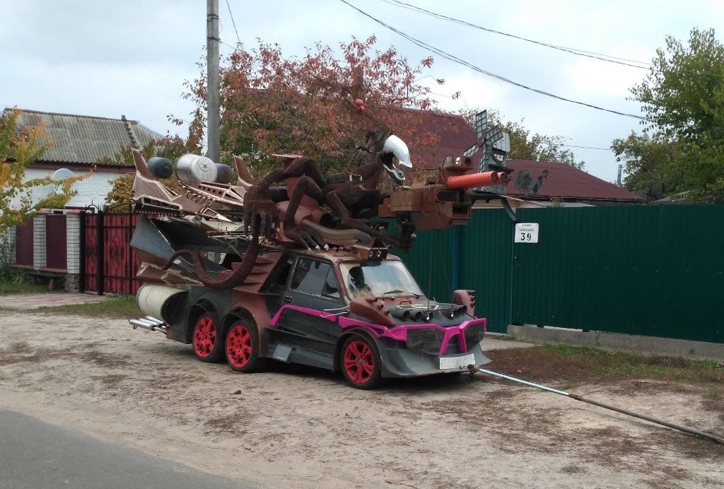 В Україні створено автомобіль-чудовисько: фотофакт В Україні створено автомобіль-чудовисько: фотофакт