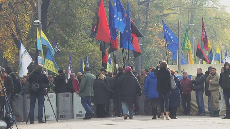 Збільшується кількість мітингувальників під Верховною Радою Збільшується кількість мітингувальників під Верховною Радою