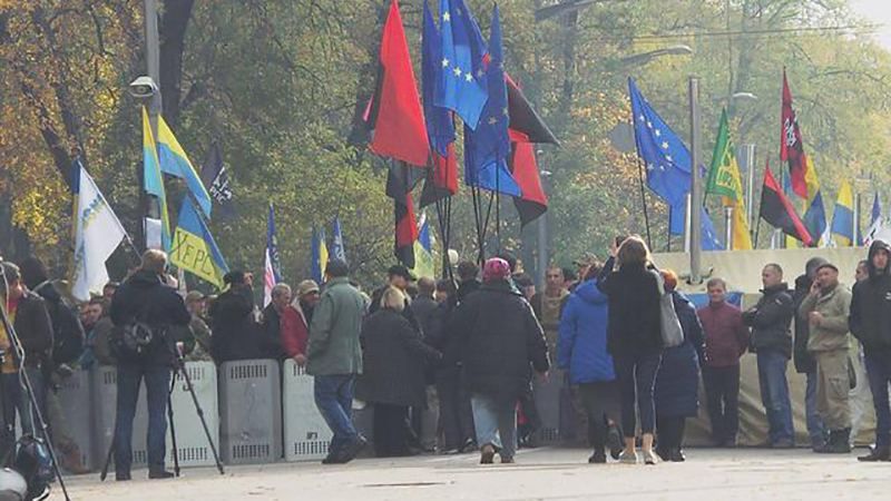 Збільшується кількість мітингувальників під Верховною Радою