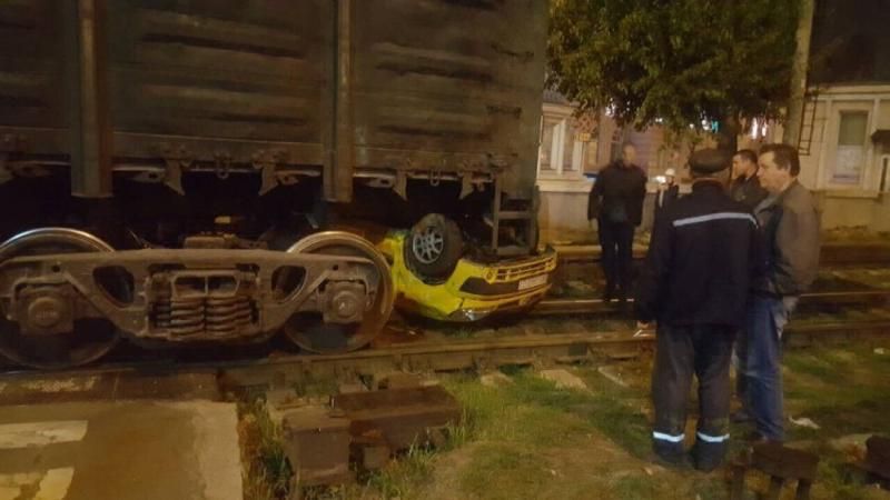 Товарный поезд буквально раздавил автомобиль на переезде: впечатляющие фото Товарный поезд буквально раздавил автомобиль на переезде: впечатляющие фото
