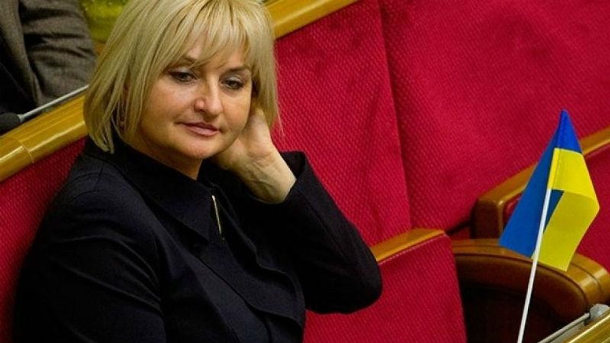 Ирина Луценко пришла в Раду в "лабутенах" за 19 тысяч Ирина Луценко пришла в Раду в "лабутенах" за 19 тысяч