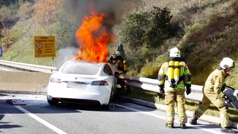 В Австрии загорелся электрокар Tesla: появилось видео