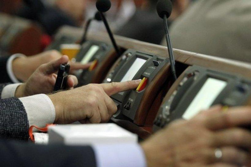 Парламент может и не принять окончательно закон о снятии неприкосновенности, – эксперт