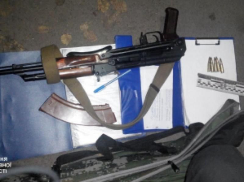 Угрожал несовершеннолетним – в Броварах мужчина разгуливал по детской площадке с "Калашниковым" Угрожал несовершеннолетним – в Броварах мужчина разгуливал по детской площадке с "Калашниковым"