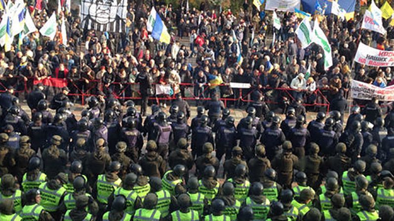 Под Верховную Раду пытались пронести дополнительные палатки Под Верховную Раду пытались пронести дополнительные палатки