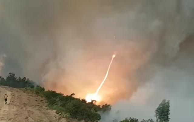 У Португалії зняли на відео унікальний вогняний смерч