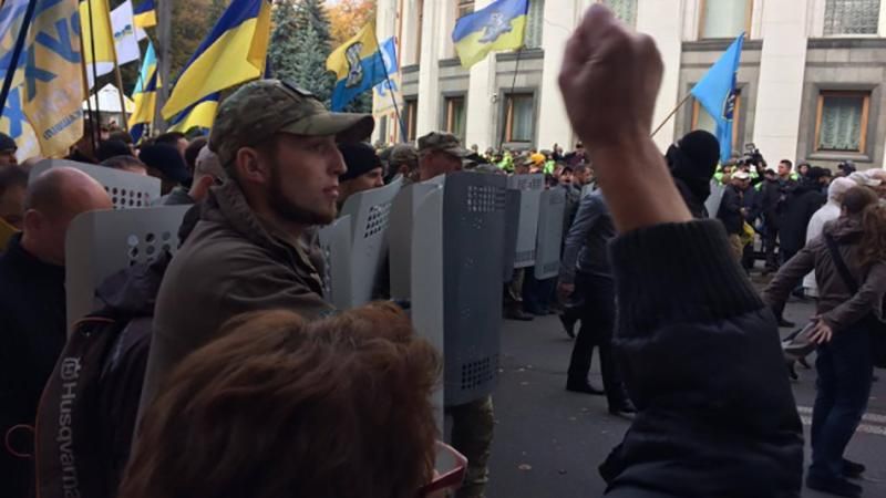 Ми стоятимемо до кінця, щоб до влади прийшли нові люди, – учасники протесту під парламентом