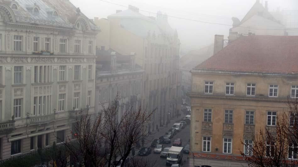 Львів накрило щільним туманом: у мережі публікують дивовижні фото