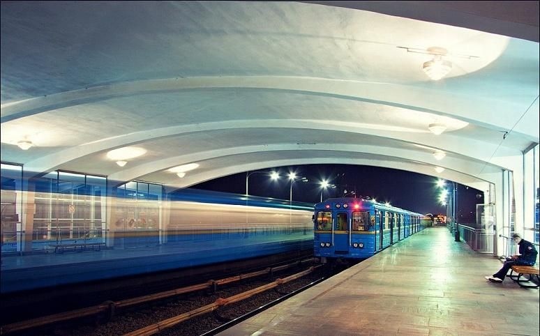 Переліз через паркан та ходив по колії: у поліції розповіли деталі загибелі чоловіка у метро Переліз через паркан та ходив по колії: у поліції розповіли деталі загибелі чоловіка у метро