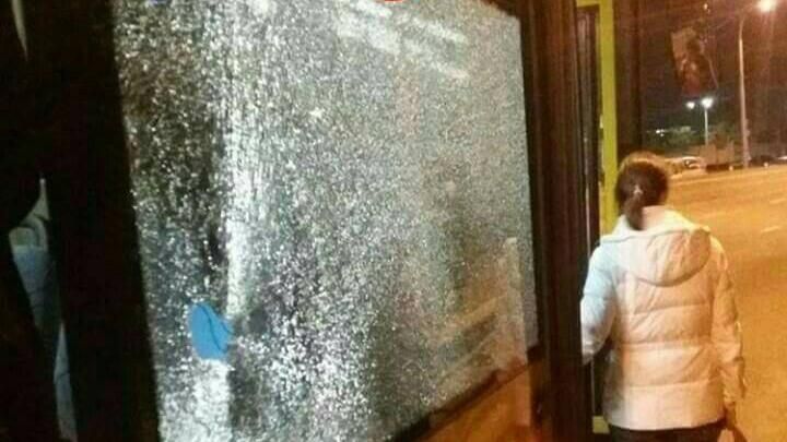 Пасажирка автобуса через зухвалі дії хуліганів серйозно постраждала у Києві Пасажирка автобуса через зухвалі дії хуліганів серйозно постраждала у Києві