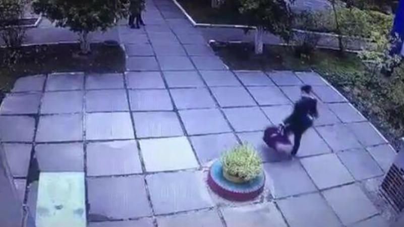 В Киеве украли ребенка из детского сада - видео похищения