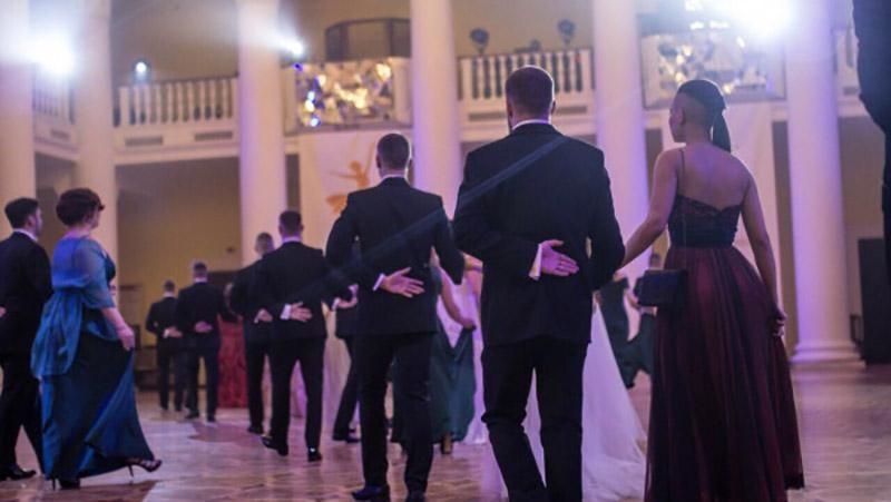 У Києві відбувся перший благодійний бал захисників України У Києві відбувся перший благодійний бал захисників України