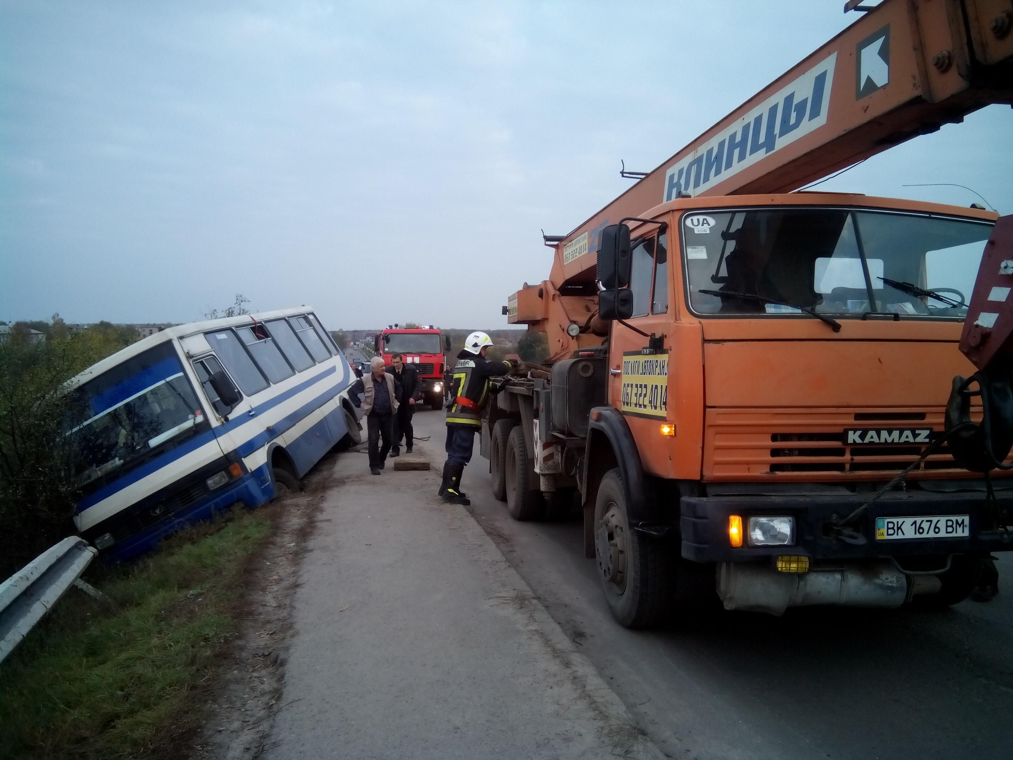 На Рівненщині автобус злетів у кювет з трьома десятками пасажирів