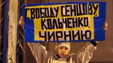Крымчане протестуют вдоль дорог Крымчане протестуют вдоль дорог