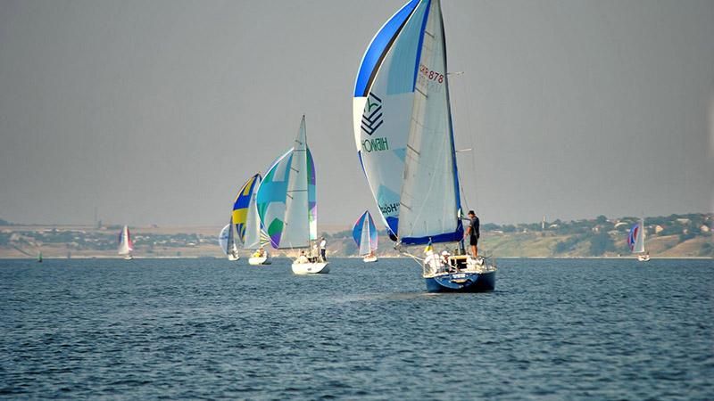 На Київському водосховищі яхтсмени влаштували змагання