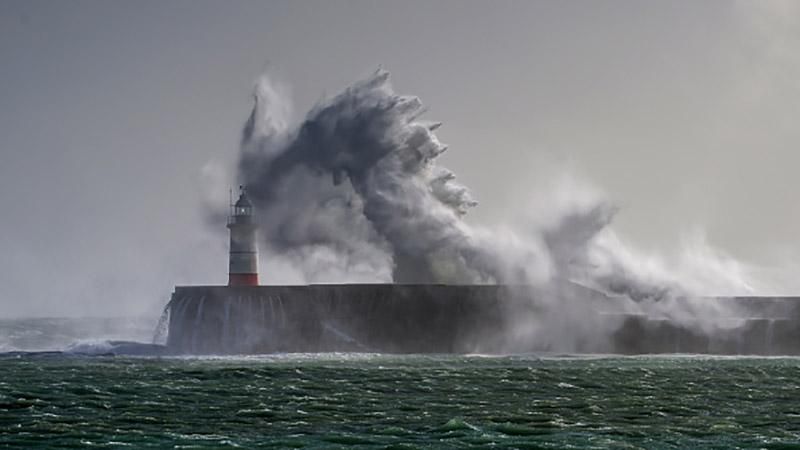 Великобритания страдает от мощного шторма: появились фото, видео