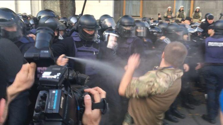 Вече в Киеве: толкотня между активистами и правоохранителями, силовики применили газ Вече в Киеве: толкотня между активистами и правоохранителями, силовики применили газ