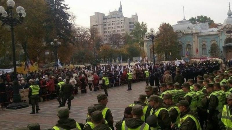 Мітинги під Радою: активістам дозволили забрати апаратуру із заблокованого авто