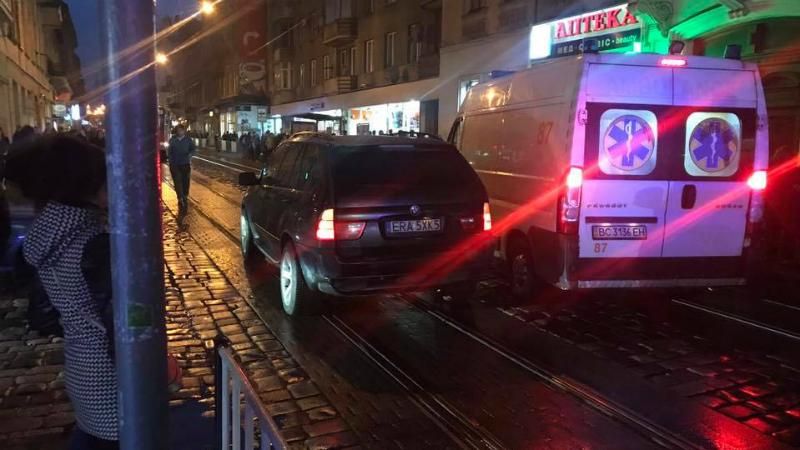 В центрі Львова авто на "бляхах" збило юнака: у хлопця перелом ноги
