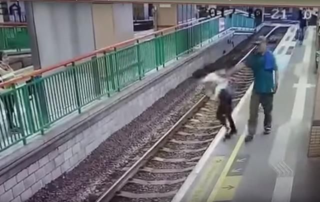 Мужчина столкнул женщину на рельсы метро в Гонконге: опубликовано видео инцидента
