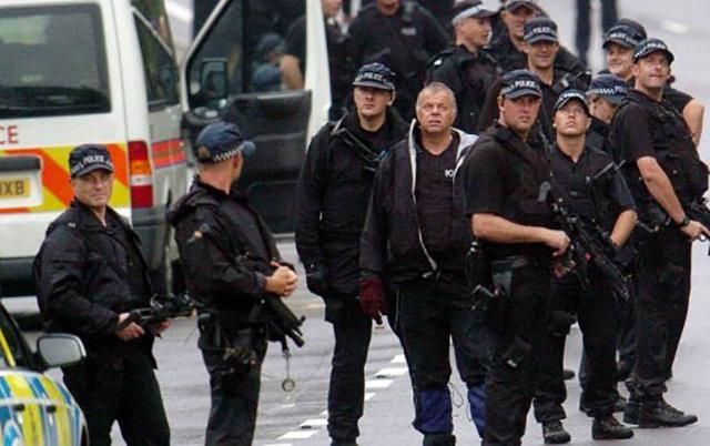 Человек с ружьем захватил заложников в торговом центре Англии