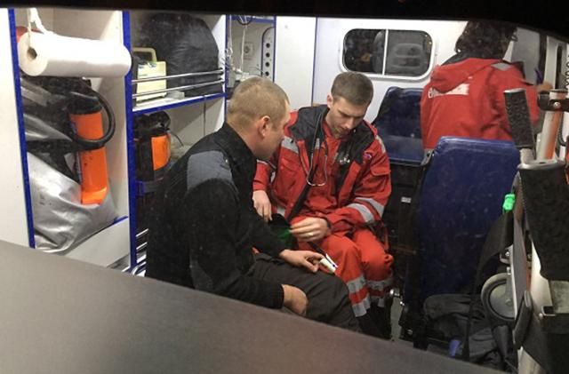 Протесты в Киеве: полицейский получил травму после конфликта с митингующим Протесты в Киеве: полицейский получил травму после конфликта с митингующим