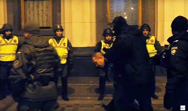 Поліція "скрутила" чоловіка, який провокував протестувальників біля Ради