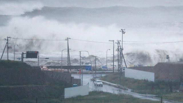 Корабль с российским экипажем выбросило на берег из-за мощного тайфуна "Лан" в Японии