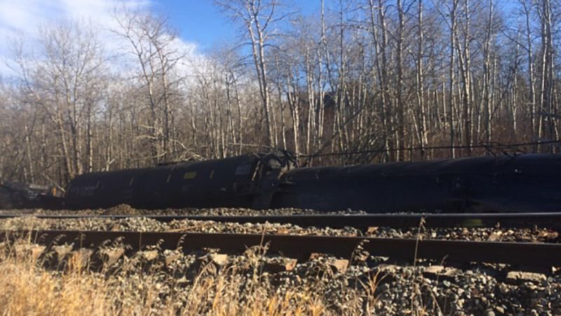 В Канаде поезд с нефтью сошел с рельсов В Канаде поезд с нефтью сошел с рельсов