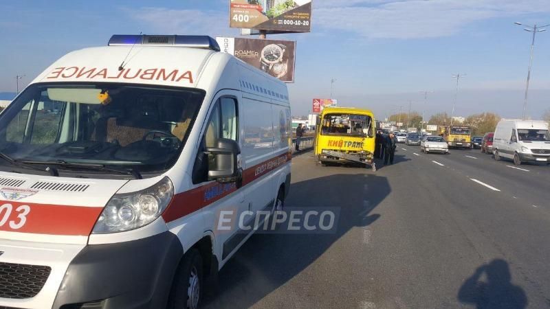 Маршрутка столкнулась с грузовиками в Киеве: одна из них перевернулась, есть пострадавшие