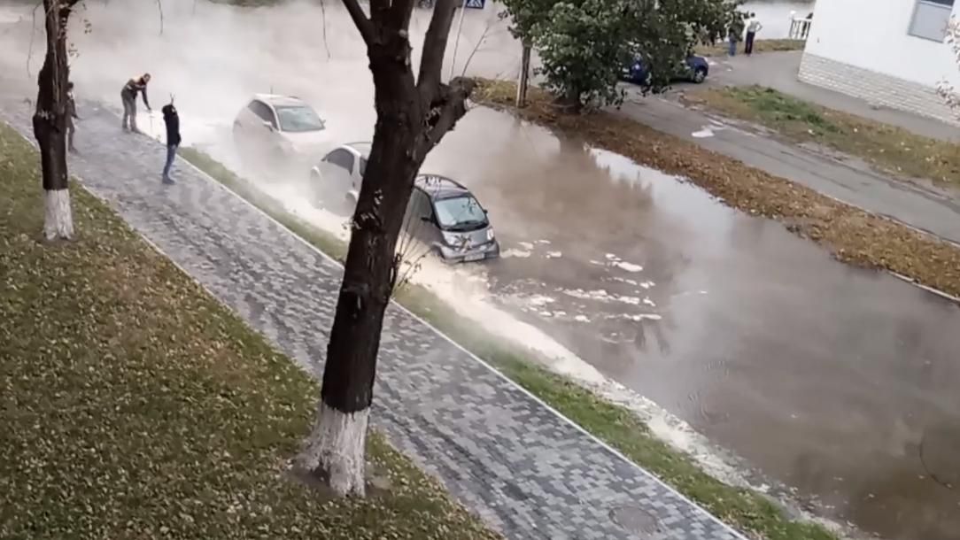 Центральну вулицю у Києві залило окропом Центральну вулицю у Києві залило окропом