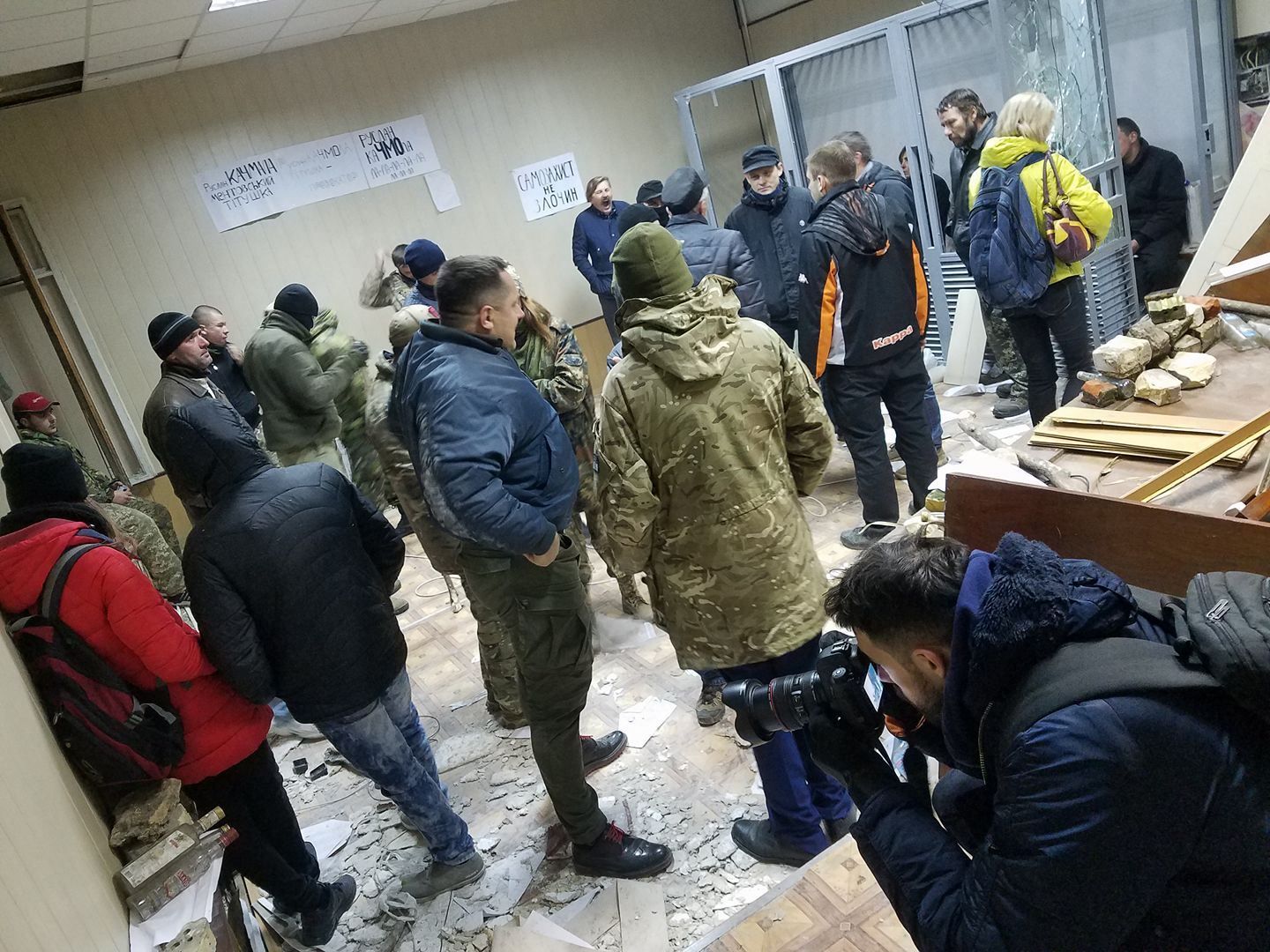 Як пройшла ніч в залі суду над Коханівським, де забарикадувалися активісти: фото та відео